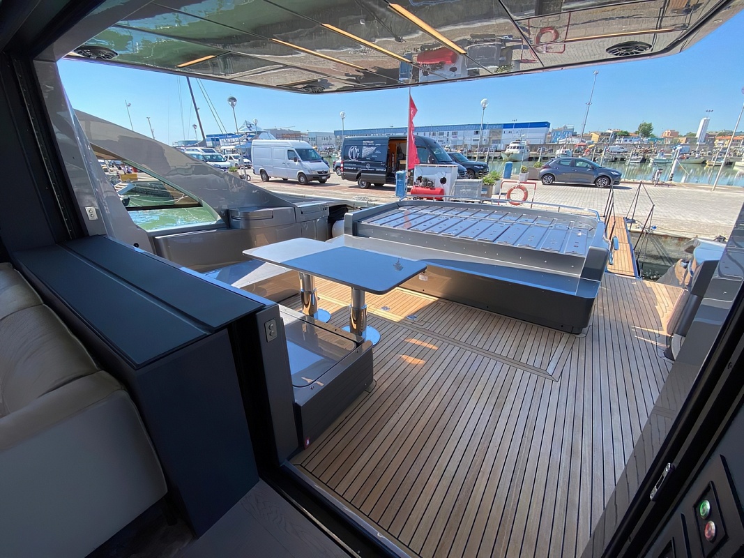 Продается моторная яхта PERSHING 8X 2022г.